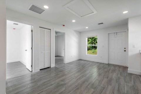 House in Stuart, Florida 2 bedrooms, 53.88 sq.m. № 2168857 - photo 5