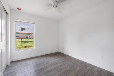 House in Stuart, Florida 2 bedrooms, 53.88 sq.m. № 2168857 - photo 12