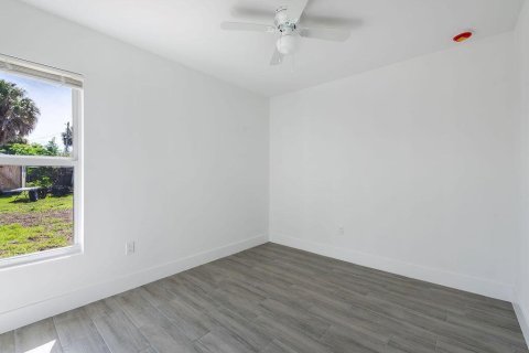 House in Stuart, Florida 2 bedrooms, 53.88 sq.m. № 2168857 - photo 9