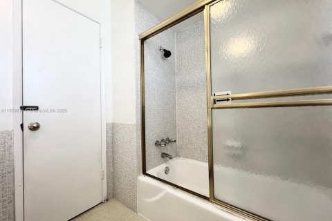 Copropriété à vendre à Hallandale Beach, Floride: 1 chambre, 66.89 m2 № 1961033 - photo 14