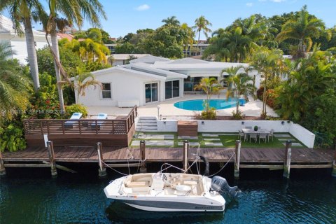 House in Lighthouse Point, Florida 3 bedrooms, 190.08 sq.m. № 1989008 - photo 1