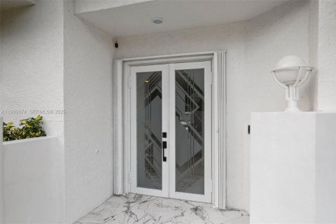 House in Lighthouse Point, Florida 3 bedrooms, 190.08 sq.m. № 1989008 - photo 3