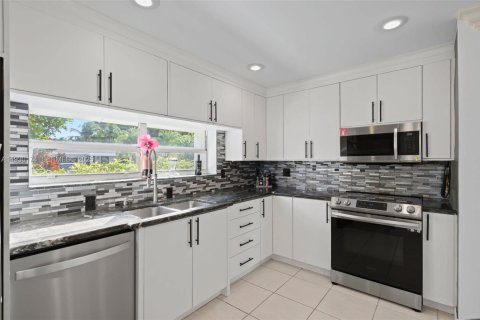 House in Lighthouse Point, Florida 3 bedrooms, 190.08 sq.m. № 1989008 - photo 11