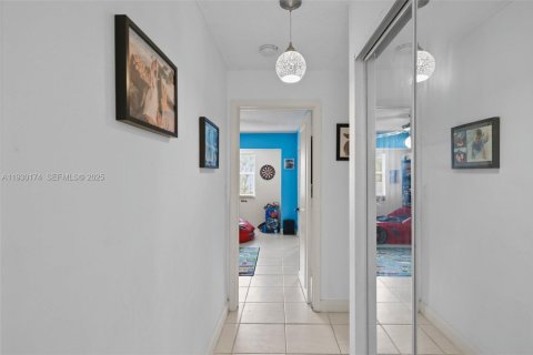 House in Lighthouse Point, Florida 3 bedrooms, 190.08 sq.m. № 1989008 - photo 17