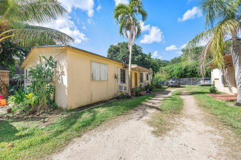 Propiedad comercial en venta en Miami, Florida, 125.6 m2 № 1949693 - foto 7
