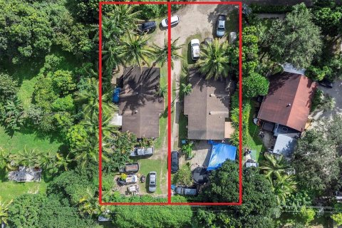 Propiedad comercial en venta en Miami, Florida, 125.6 m2 № 1949693 - foto 1