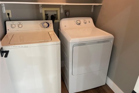 Townhouse in Miami, Florida 2 bedrooms, 133.78 sq.m. № 1958642 - photo 20