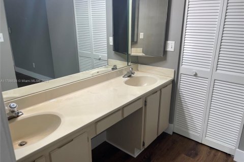 Touwnhouse à vendre à Miami, Floride: 2 chambres, 133.78 m2 № 1958642 - photo 26