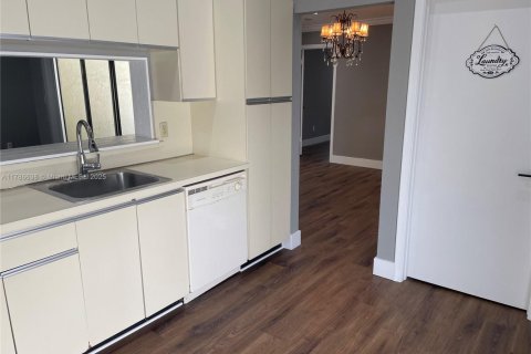 Townhouse in Miami, Florida 2 bedrooms, 133.78 sq.m. № 1958642 - photo 17