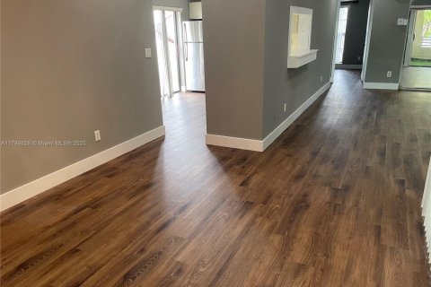 Townhouse in Miami, Florida 2 bedrooms, 133.78 sq.m. № 1958642 - photo 13