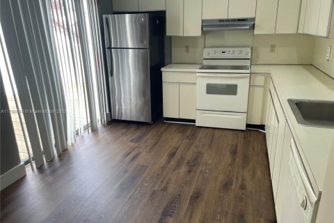 Townhouse in Miami, Florida 2 bedrooms, 133.78 sq.m. № 1958642 - photo 16