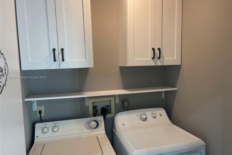 Townhouse in Miami, Florida 2 bedrooms, 133.78 sq.m. № 1958642 - photo 19