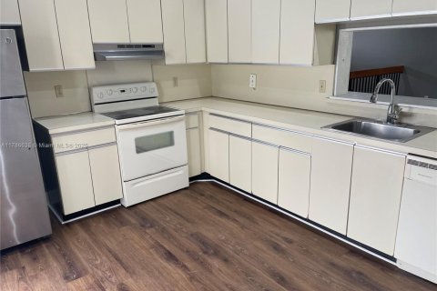 Townhouse in Miami, Florida 2 bedrooms, 133.78 sq.m. № 1958642 - photo 15