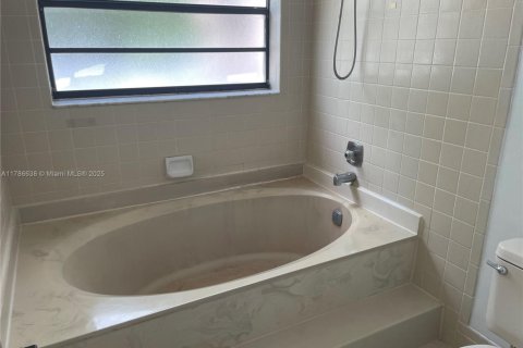 Touwnhouse à vendre à Miami, Floride: 2 chambres, 133.78 m2 № 1958642 - photo 25