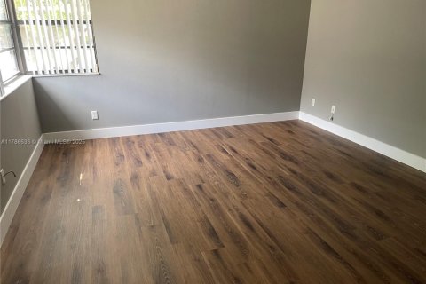 Touwnhouse à vendre à Miami, Floride: 2 chambres, 133.78 m2 № 1958642 - photo 23