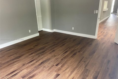 Townhouse in Miami, Florida 2 bedrooms, 133.78 sq.m. № 1958642 - photo 12