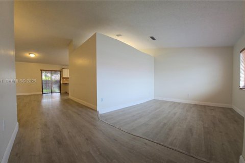 Villa ou maison à vendre à Miami, Floride: 4 chambres, 163.04 m2 № 2021803 - photo 5