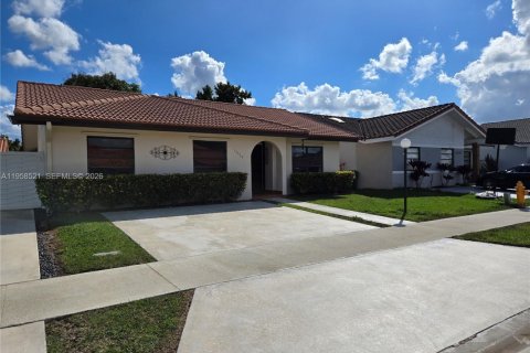 Villa ou maison à vendre à Miami, Floride: 4 chambres, 163.04 m2 № 2021803 - photo 2