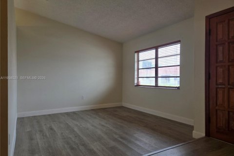 Villa ou maison à vendre à Miami, Floride: 4 chambres, 163.04 m2 № 2021803 - photo 6