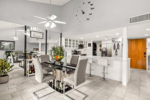 Condo in Miami, Florida, 2 bedrooms № 1942195 - photo 17