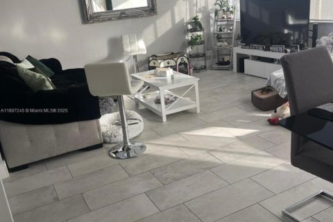 Condo in Miami, Florida, 2 bedrooms № 1942195 - photo 8