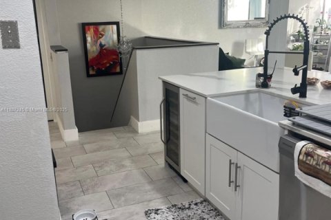 Condo in Miami, Florida, 2 bedrooms № 1942195 - photo 3