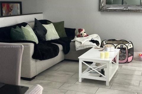 Condo in Miami, Florida, 2 bedrooms № 1942195 - photo 10