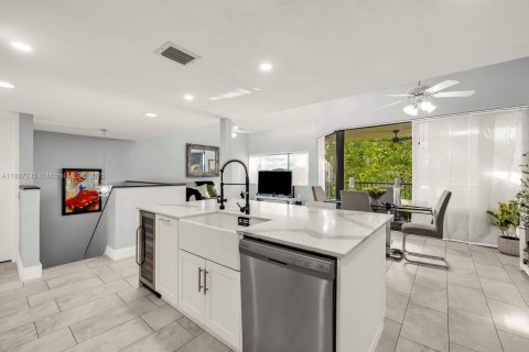 Condo in Miami, Florida, 2 bedrooms № 1942195 - photo 12