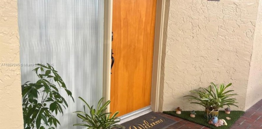 Condo in Miami, Florida, 2 bedrooms № 1942195