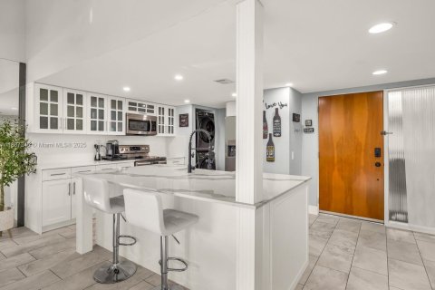 Condo in Miami, Florida, 2 bedrooms № 1942195 - photo 15