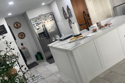 Condo in Miami, Florida, 2 bedrooms № 1942195 - photo 6