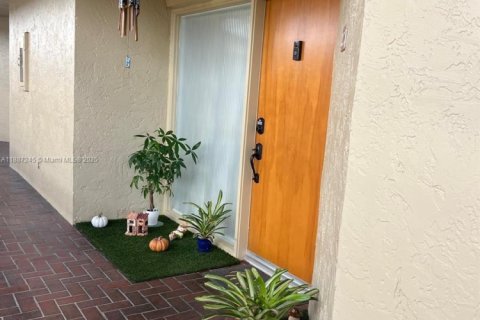 Condo in Miami, Florida, 2 bedrooms № 1942195 - photo 2