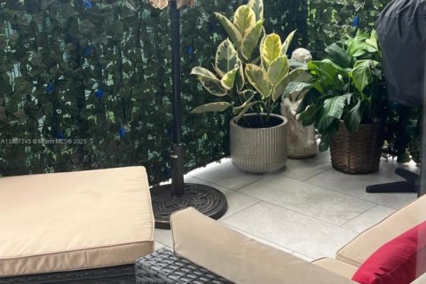 Condo in Miami, Florida, 2 bedrooms № 1942195 - photo 11