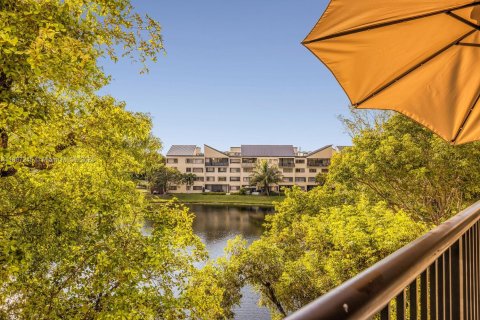 Condo in Miami, Florida, 2 bedrooms № 1942195 - photo 25