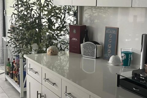 Condo in Miami, Florida, 2 bedrooms № 1942195 - photo 5