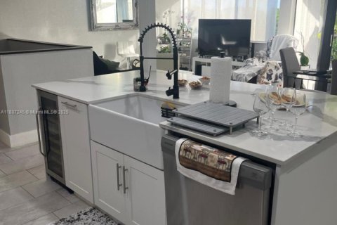 Condo in Miami, Florida, 2 bedrooms № 1942195 - photo 4