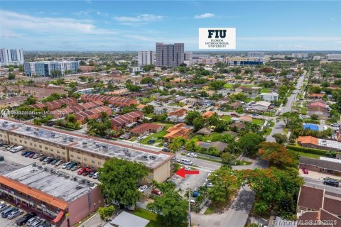 Condo in Sweetwater, Florida, 2 bedrooms  № 1947210 - photo 1