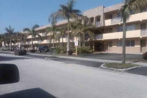 Condo in Sweetwater, Florida, 2 bedrooms  № 1947210 - photo 7
