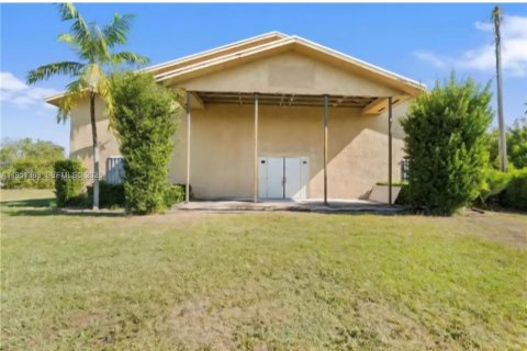 Купить коммерческую недвижимость в Майами, Флорида № 2054186 - фото 2