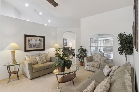 House in Clermont, Florida 4 bedrooms, 188.87 sq.m. № 2287710 - photo 3