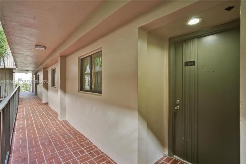 Condo in Miami, Florida, 2 bedrooms № 1992699 - photo 2