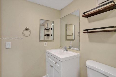 Condo in Miami, Florida, 2 bedrooms № 1992699 - photo 23
