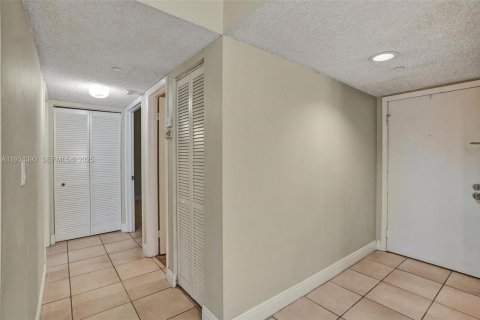Condo in Miami, Florida, 2 bedrooms № 1992699 - photo 11