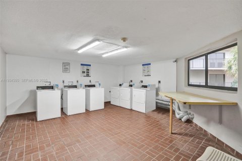 Condo in Miami, Florida, 2 bedrooms № 1992699 - photo 27