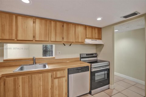 Condo in Miami, Florida, 2 bedrooms № 1992699 - photo 6