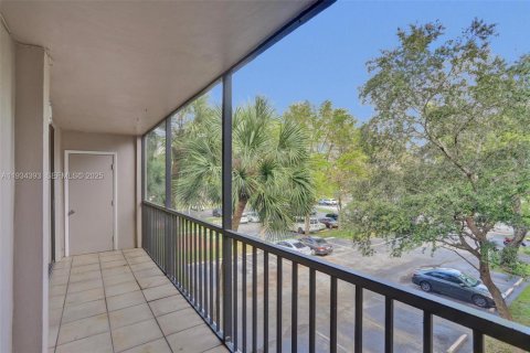 Condo in Miami, Florida, 2 bedrooms № 1992699 - photo 25