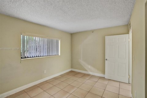 Condo in Miami, Florida, 2 bedrooms № 1992699 - photo 17