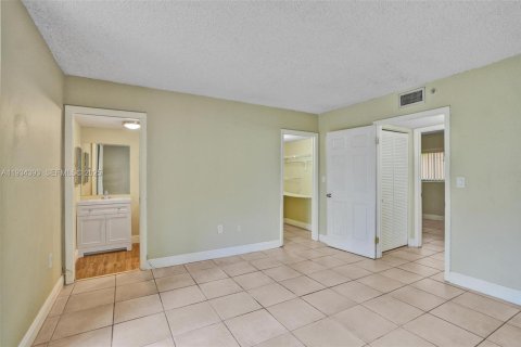 Condo in Miami, Florida, 2 bedrooms № 1992699 - photo 20