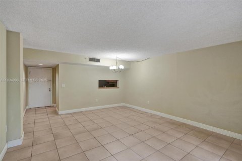 Condo in Miami, Florida, 2 bedrooms № 1992699 - photo 10