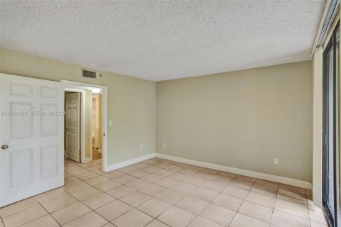 Condo in Miami, Florida, 2 bedrooms № 1992699 - photo 21